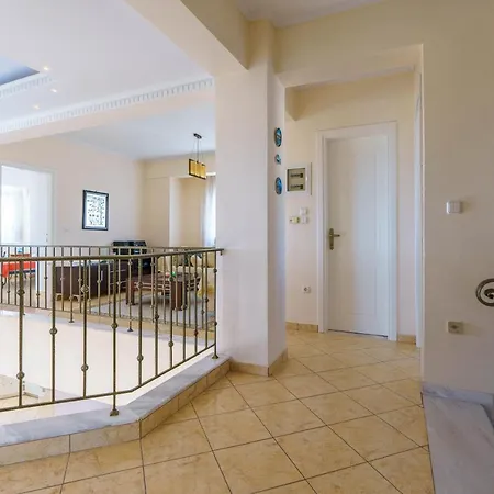 Charming Luxury For 16 People Villa
